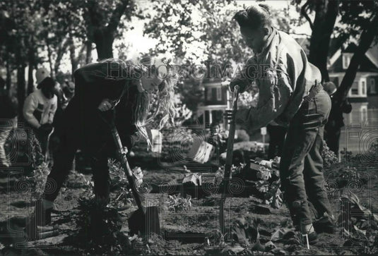1991 Press Photo Milwaukee students, Grand Avenue Middle School help create park - Historic Images