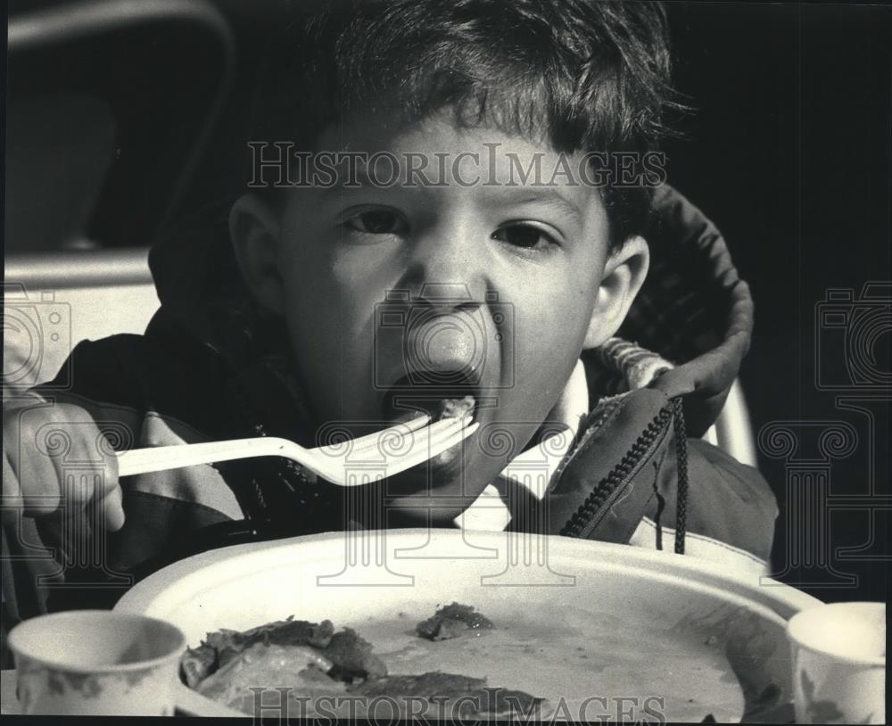 1988 Press Photo Robert Hunter Eating Pancakes At RIveredge Nature Center - Historic Images