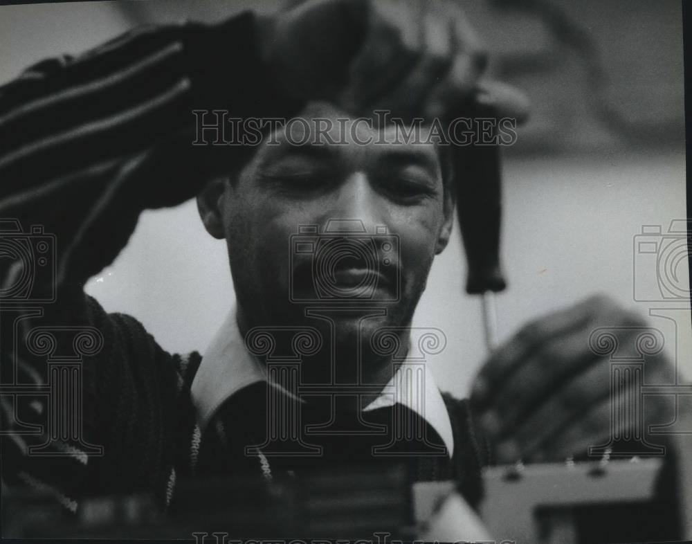 1994 Press Photo Ray Hampton, entrepreneur at Milwaukee Enterprise Computer work - Historic Images