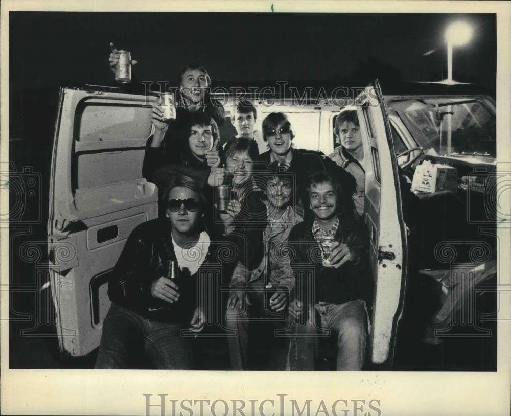 1983 Press Photo Revelers toast from their van during Milwaukee park series - Historic Images