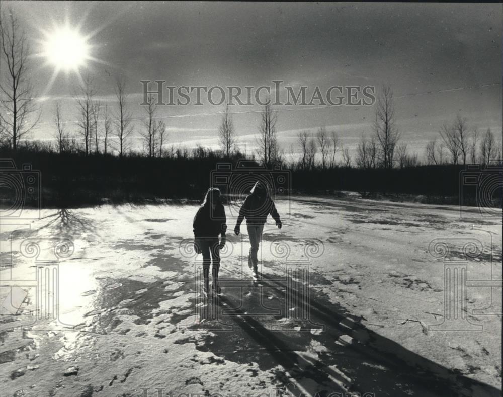 1990 Press Photo Heidi and Kristin Foth Skating at Riveredge - mjb59705 - Historic Images