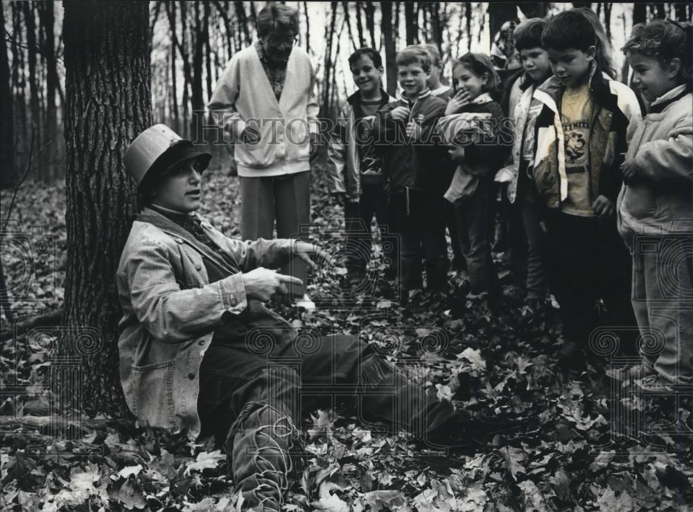 1989 Press Photo Suzanne Wade as Johnny Appleseed with Students at Riveredge - Historic Images