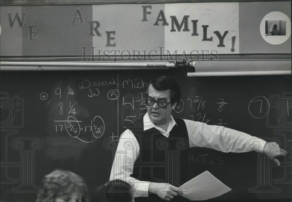 1983 Press Photo &quot;We are Family&quot; sign in Roger Cereal&#39;s classroom, Milwaukee - Historic Images