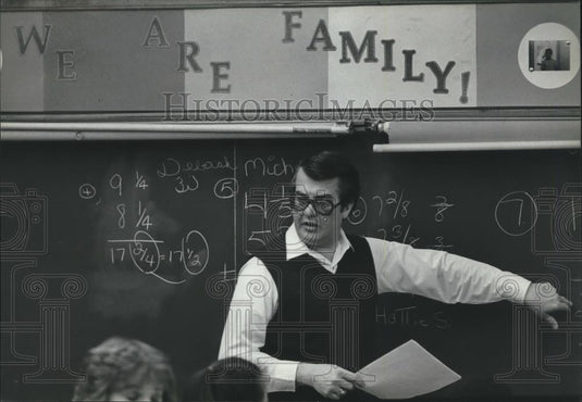 1983 Press Photo "We are Family" sign in Roger Cereal's classroom, Milwaukee - Historic Images