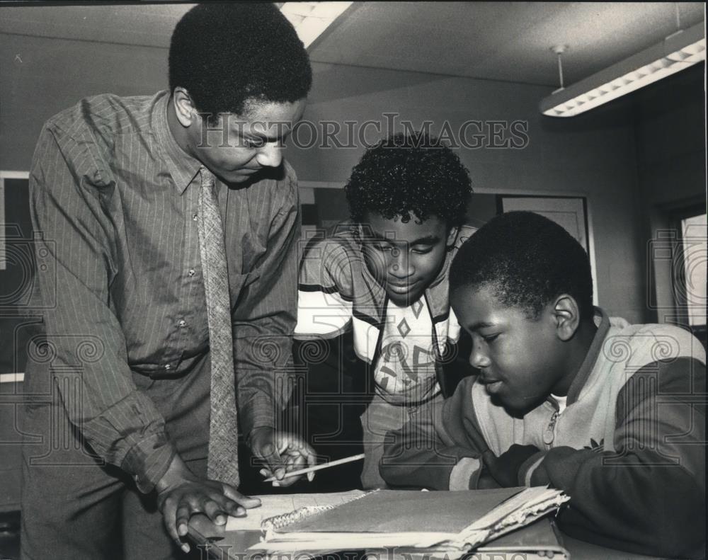 1988 Press Photo Ed Mooney enjoys sharing his math students&#39; success Milwaukee - Historic Images