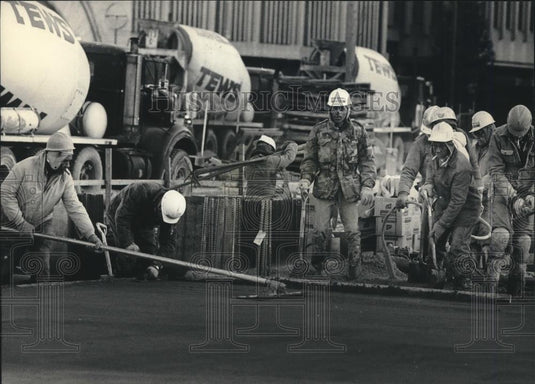 1986 Press Photo Concrete poured at new Milwaukee Center, Milwaukee - mjb59781 - Historic Images