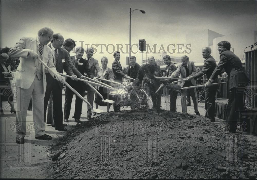 1985 Press Photo Civic leaders break ground at new theater district, Milwaukee - Historic Images