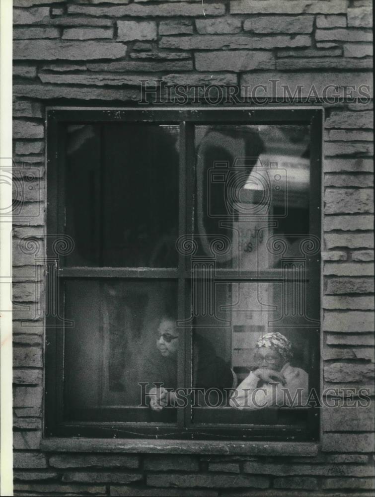 1980 Press Photo Milwaukee Merrill Park women watch activity from laundry window - Historic Images