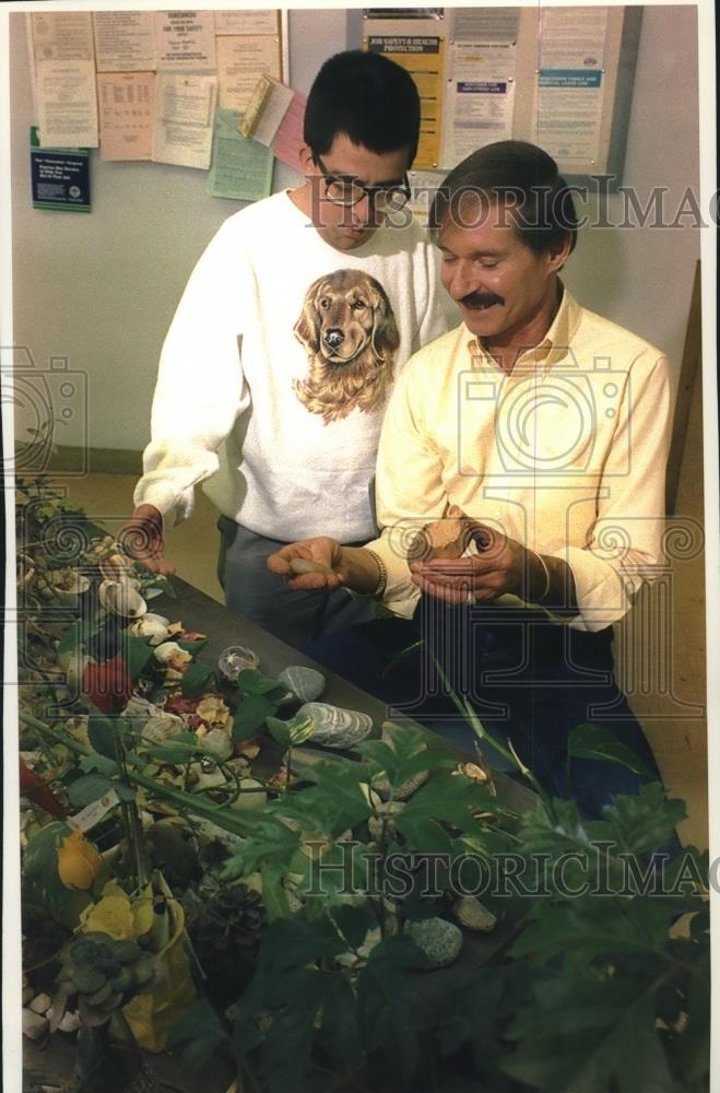 1994 Press Photo Jon Rylander and Ken Emerick Looking At Gifts From Clients - Historic Images