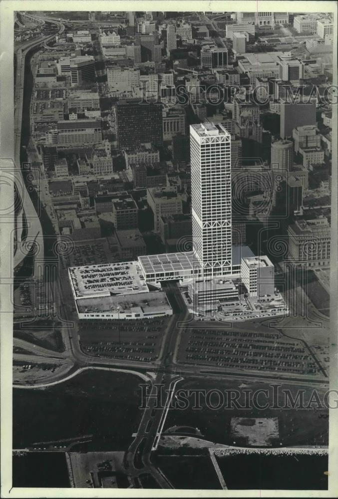 1981 Press Photo The First Wisconsin Center may be sold to Trammell Crow Company - Historic Images