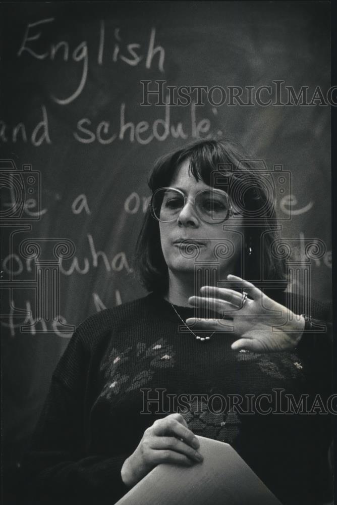 1992 Press Photo Barbara Kiemen, Teacher at Bell Middle School, Milwaukee - Historic Images