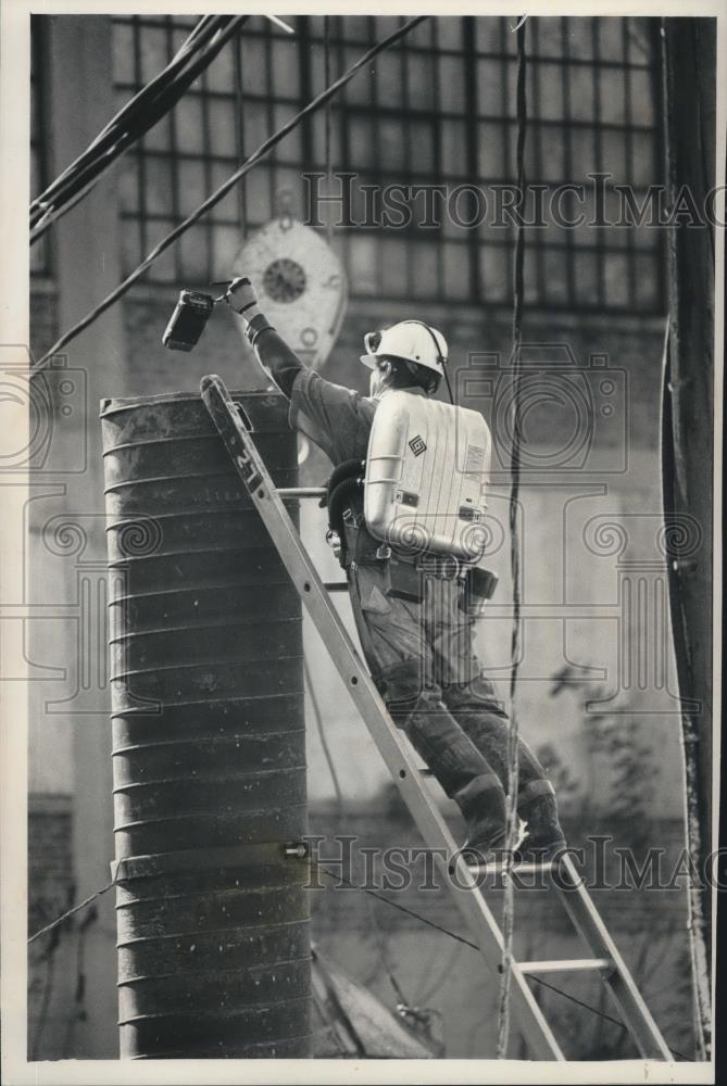 1988 Press Photo Milwaukee Sewer Accidents - Rescue member tests for gas leaks - Historic Images