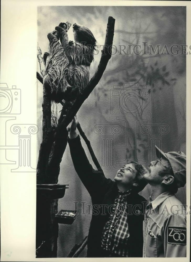 1983 Press Photo Milwaukee County Zoo, Sloth Study, Kay Elesen, Ken Kawata - Historic Images
