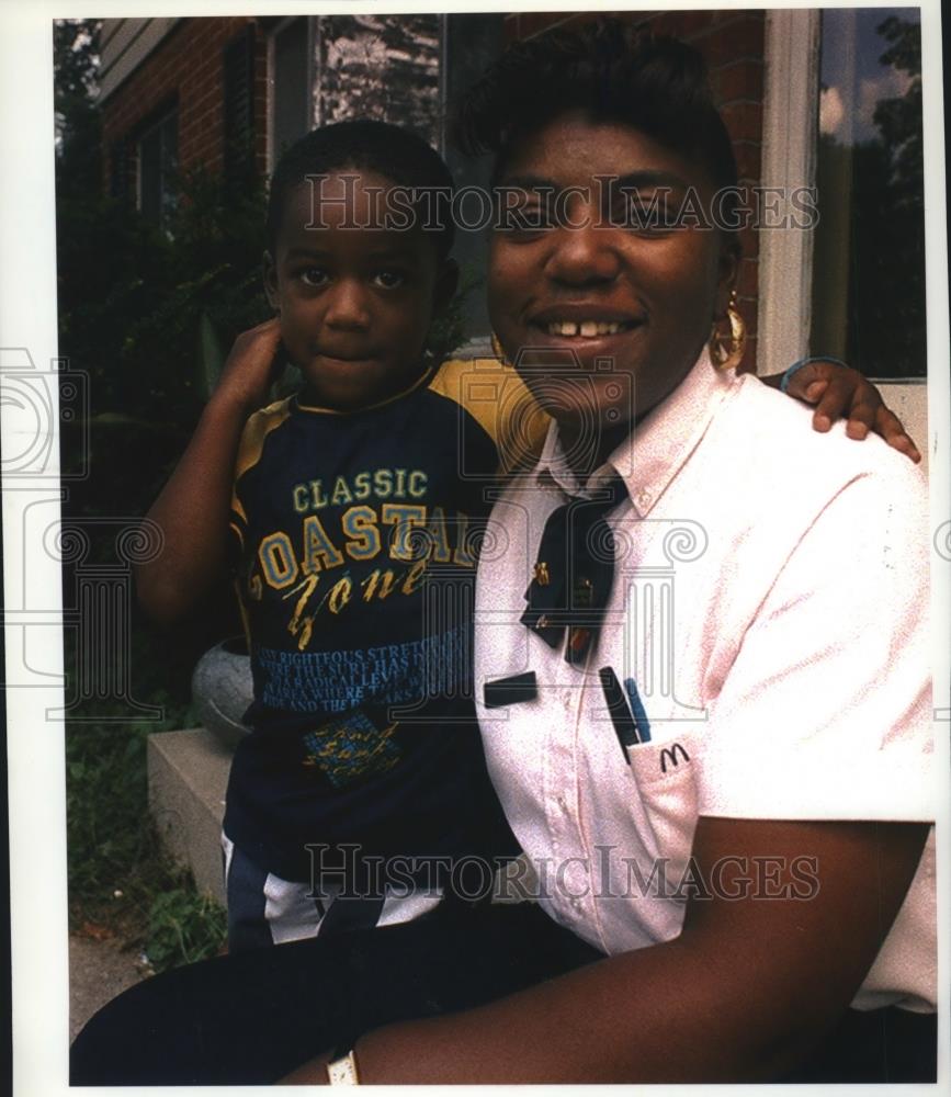 1993 Press Photo Barbara E. Badie with Son Brandon, Manager McDonalds, Milwaukee - Historic Images