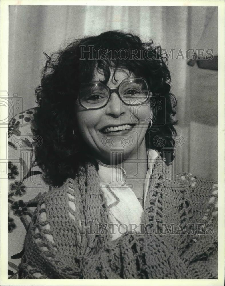 1981 Press Photo Christine Hero, award from Women In Communications, Milwaukee - Historic Images