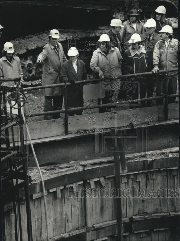 1989 Press Photo Michael McCann and jurors visiting construction site, Milwaukee - Historic Images