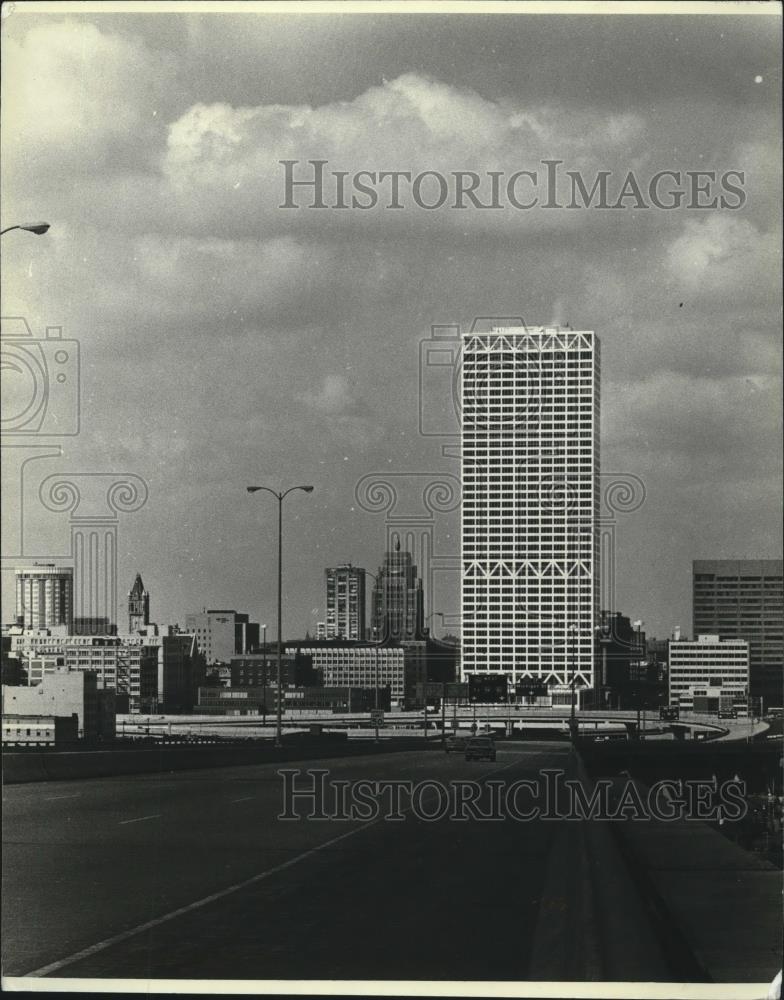 1982 Press Photo A view of the city skyline, Milwaukee. - mjb60344 - Historic Images