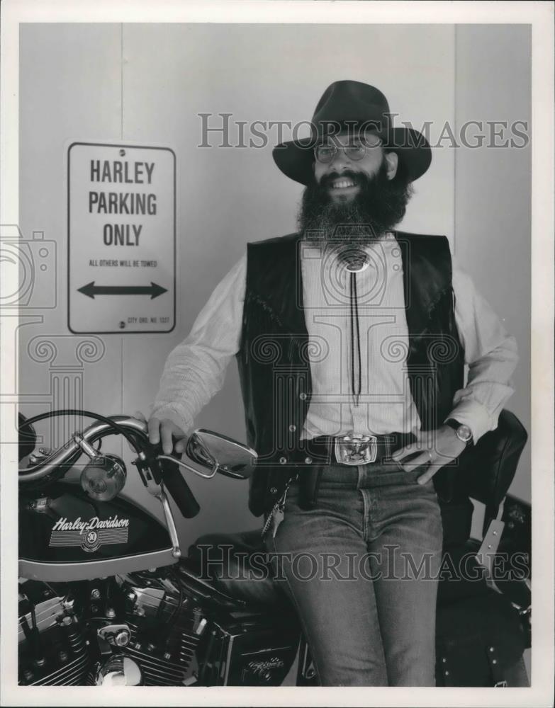 1988 Press Photo Martin J. Rosenblum. Poet, Milwaukee, Wisconsin - mjb60406 - Historic Images