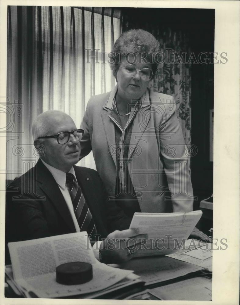 1985 Press Photo Robert W. Hampton and wife Montie, BBB of Greater Milwaukee - Historic Images