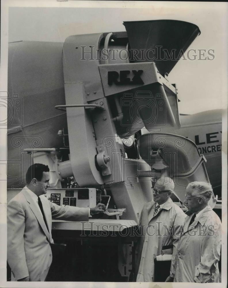 Press Photo New Cement Mixer by Chain Belt Company. Rexnord, Inc. Milwaukee - Historic Images