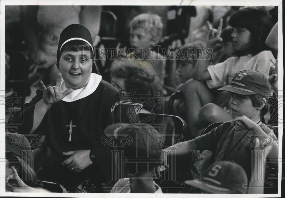 1990 Press Photo Sister Samuel sign to children she took to Peck Pavilion. - Historic Images