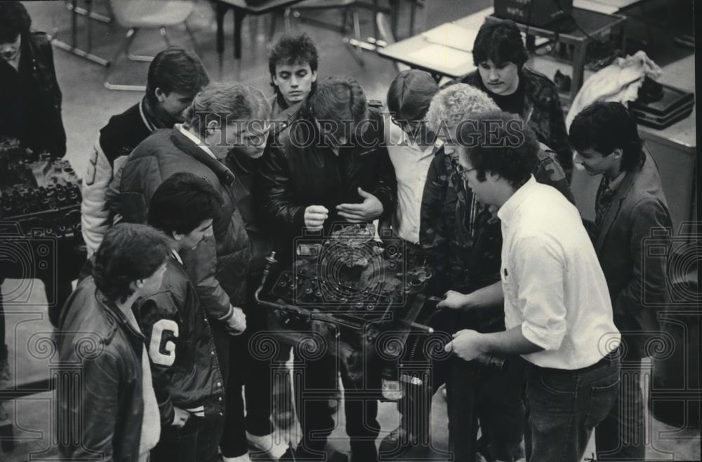 1986 Press Photo Demonstrating mechanics at Milwaukee Area Technical College - Historic Images