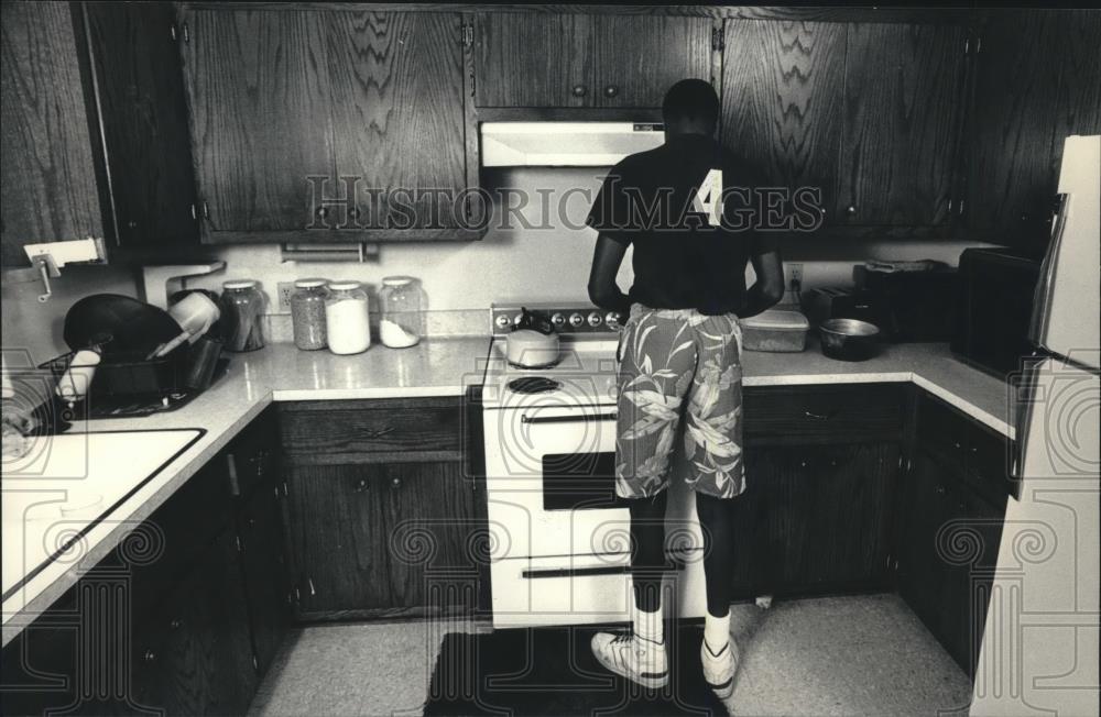 1987 Press Photo Hampton House residents cook and clean, Milwaukee - mjb60718 - Historic Images