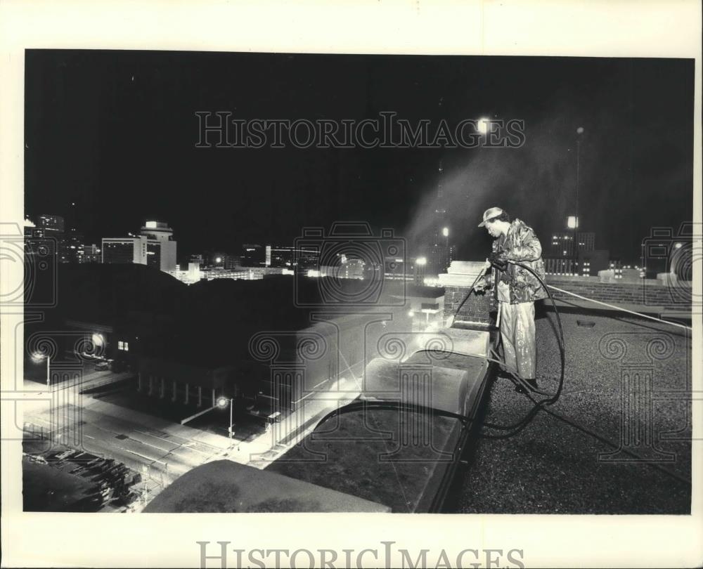 1987 Press Photo Milwaukee Area Technical College gets cleaning - mjb60781 - Historic Images