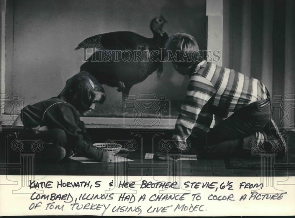 1983 Press Photo Children draw a turkey at Milwaukee County Zoo - mjb60801 - Historic Images