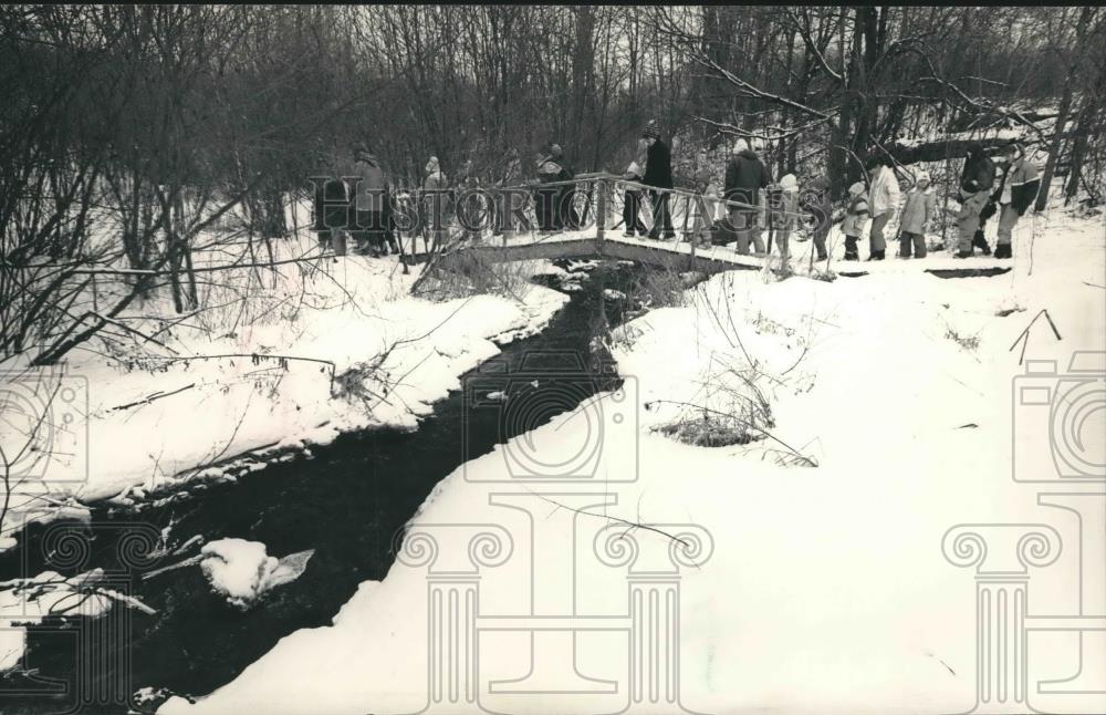 1987 Press Photo Families at the Riveredge Nature Center in Newburg, Wisconsin - Historic Images