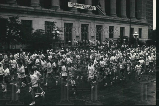 1991 Press Photo Employees, Northwestern Mutual Life Insurance, at annual run - Historic Images