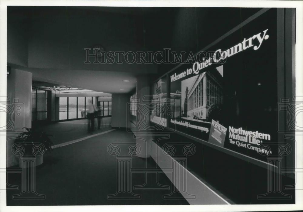 1992 Press Photo Greeting, Northwestern Mutual Life Insurance, Mitchell Airport - Historic Images