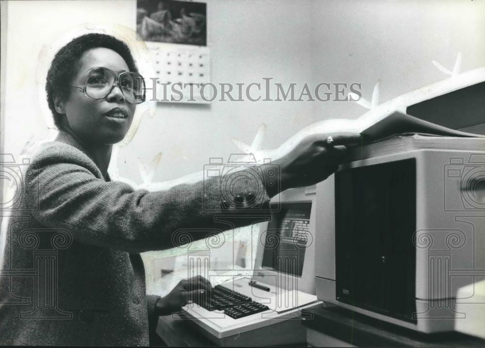 1983 Press Photo Diane J. Hatcher, in office running her own secretarial service - Historic Images