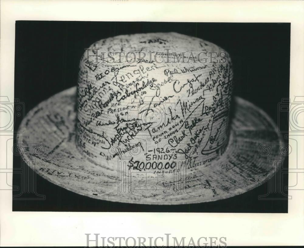 1987 Press Photo 1926 Panama Stetson straw hat, celebrity signatures, Baltimore. - Historic Images