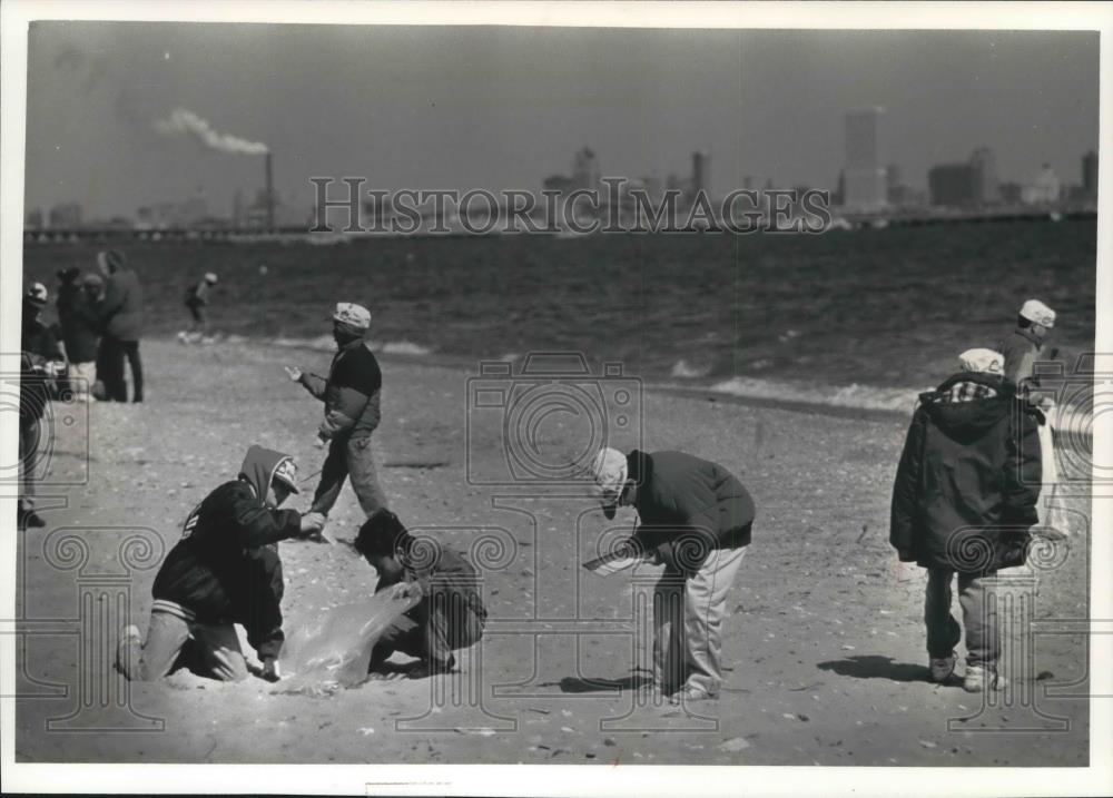 1992 Press Photo Hawley Environmental School Students Recover Trash, Milwaukee - Historic Images