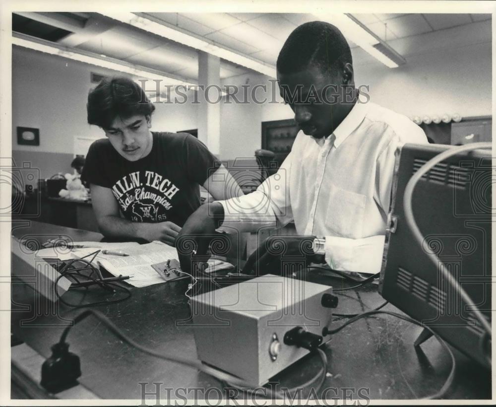 1986 Press Photo Darrin Pluskota &amp; Gerald Mayfield working at Milwaukee College - Historic Images