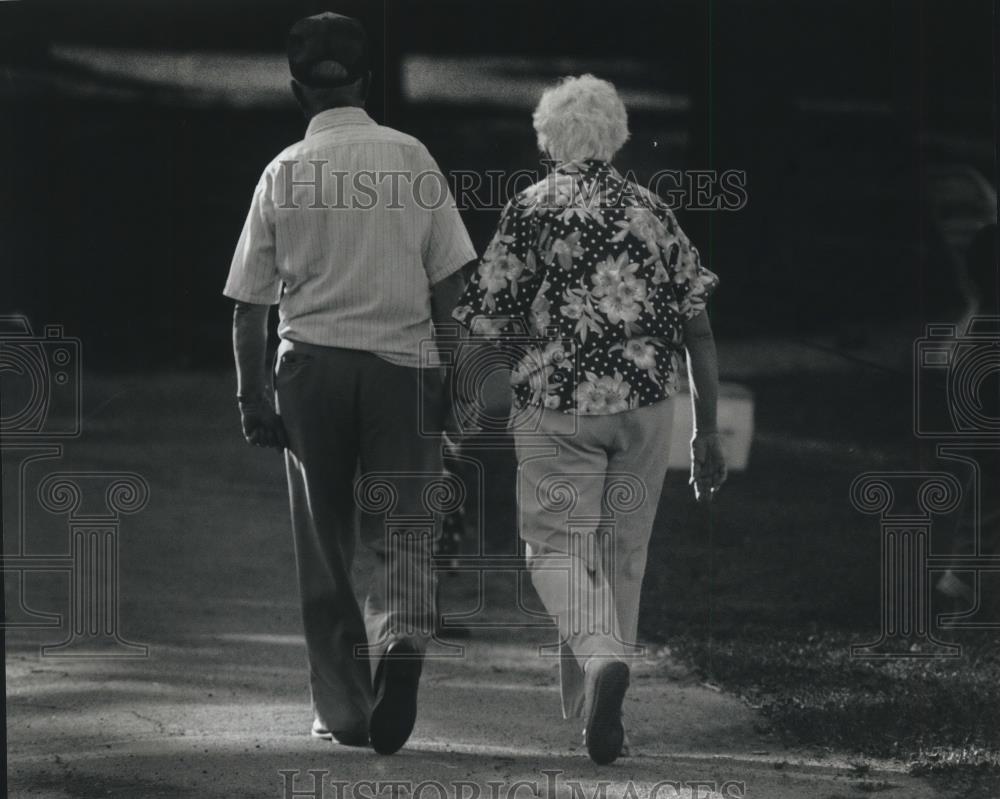 1993 Press Photo A Retired Couple Walking In Jackson Park, Wisconsin - mjb61136 - Historic Images