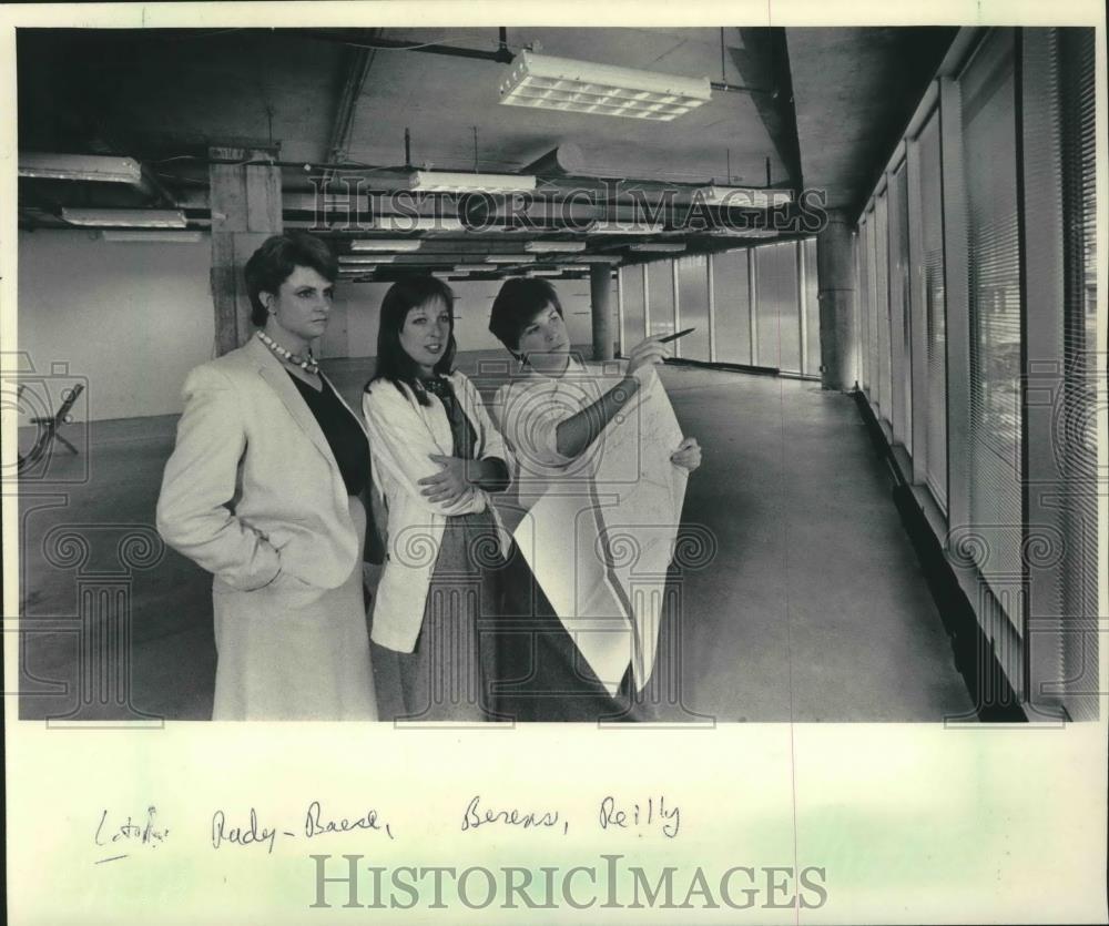 1985 Press Photo Art Historian Patricia Rudy-Baese, Jean Berens, Patricia Reilly - Historic Images
