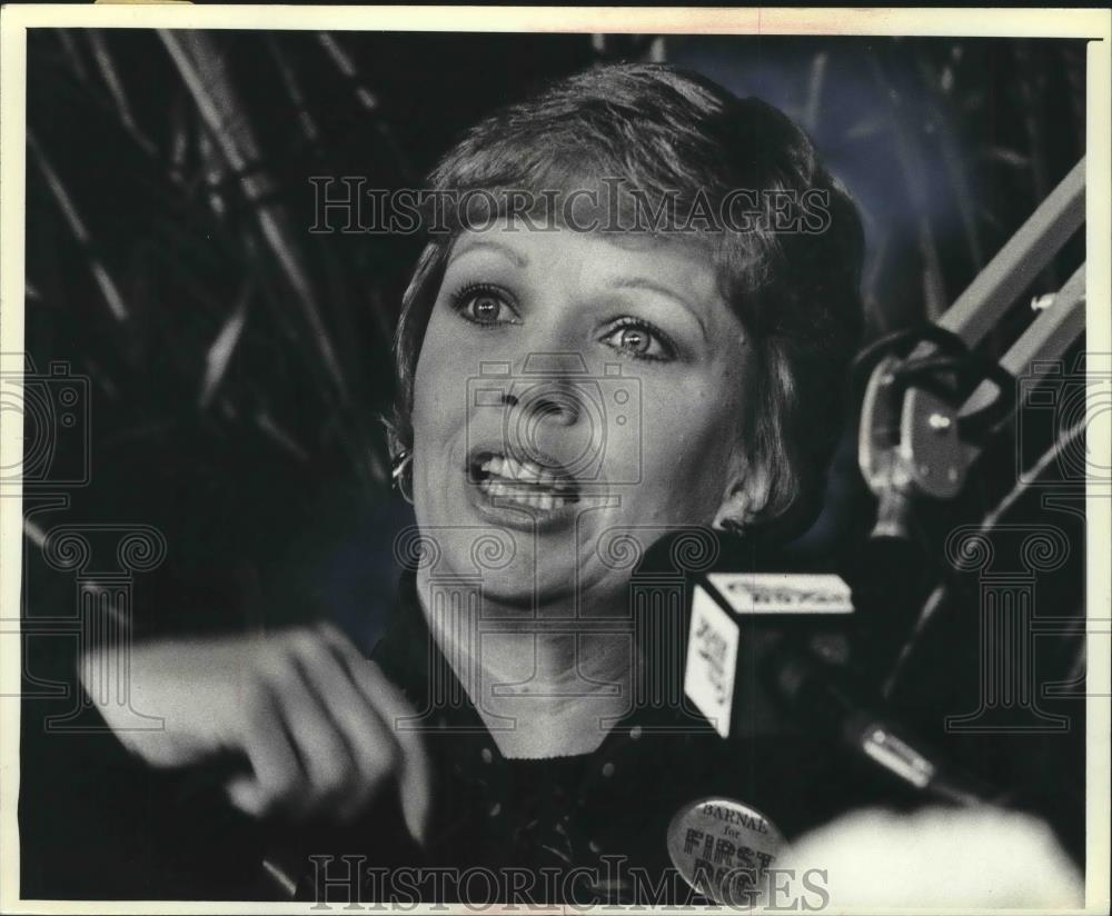 1980 Press Photo Daughter of Ronald Reagan, Maureen, Speaking On WZUU Radio - Historic Images