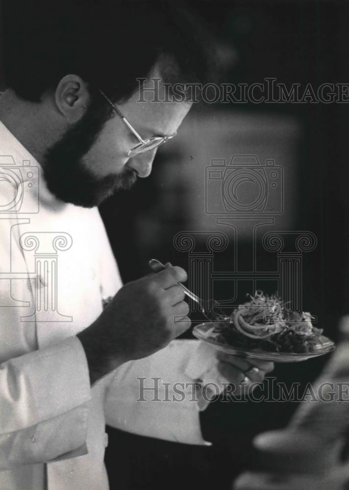 1988 Press Photo Robert Siegel judges salad, Milwaukee Area Technical College - Historic Images