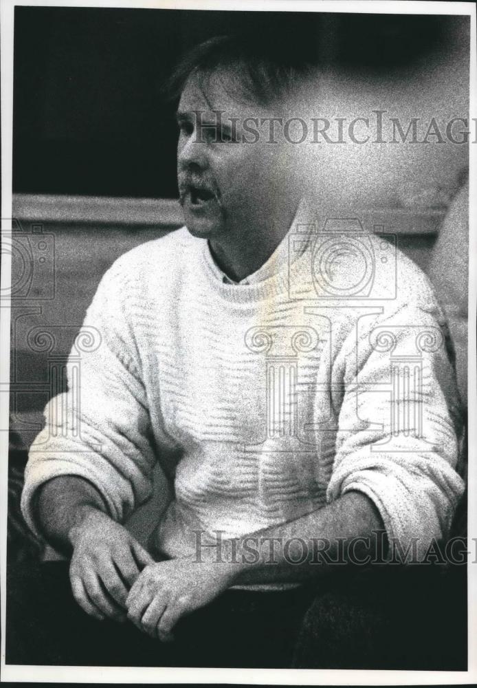 1982 Press Photo Pewaukee Coach Tim Reuter yells instructions from bench Tuesday - Historic Images