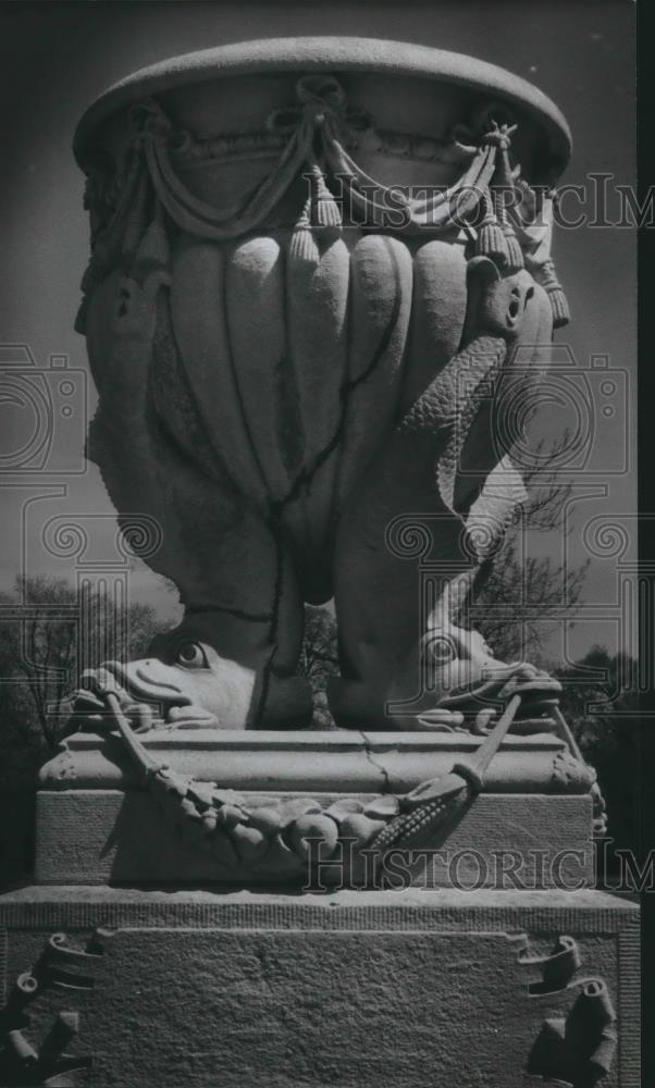 1993 Press Photo 85-Year-Old Cement Urn Milwaukee County Mental Health Complex - Historic Images