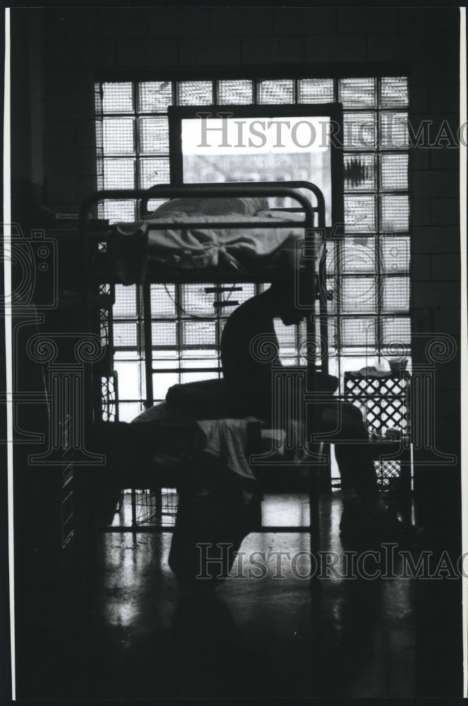 1990 Press Photo Inmate on Bunk at Milwaukee County Jail - mjb61558 - Historic Images