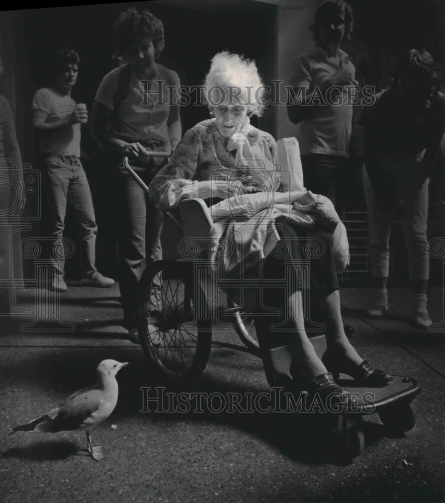 1984 Press Photo Gussy Lopina Views Bird In The Aviary At Milwaukee County Zoo - Historic Images