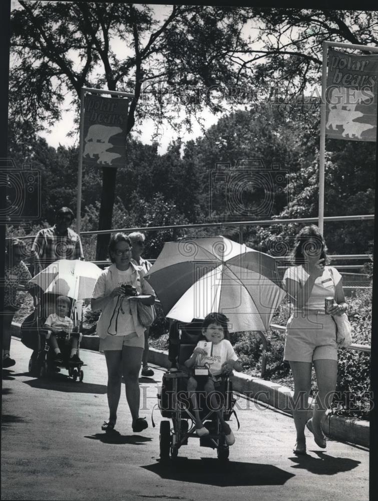 1988 Press Photo Make A Wish Foundation Families Visit The Milwaukee County Zoo - Historic Images