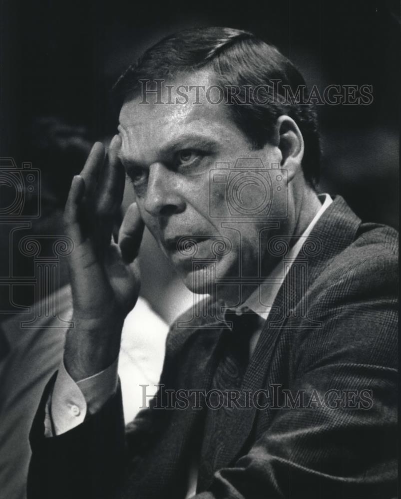 1992 Press Photo Frank Hamblen Coach of the Milwaukee Bucks Basket ball Team - Historic Images