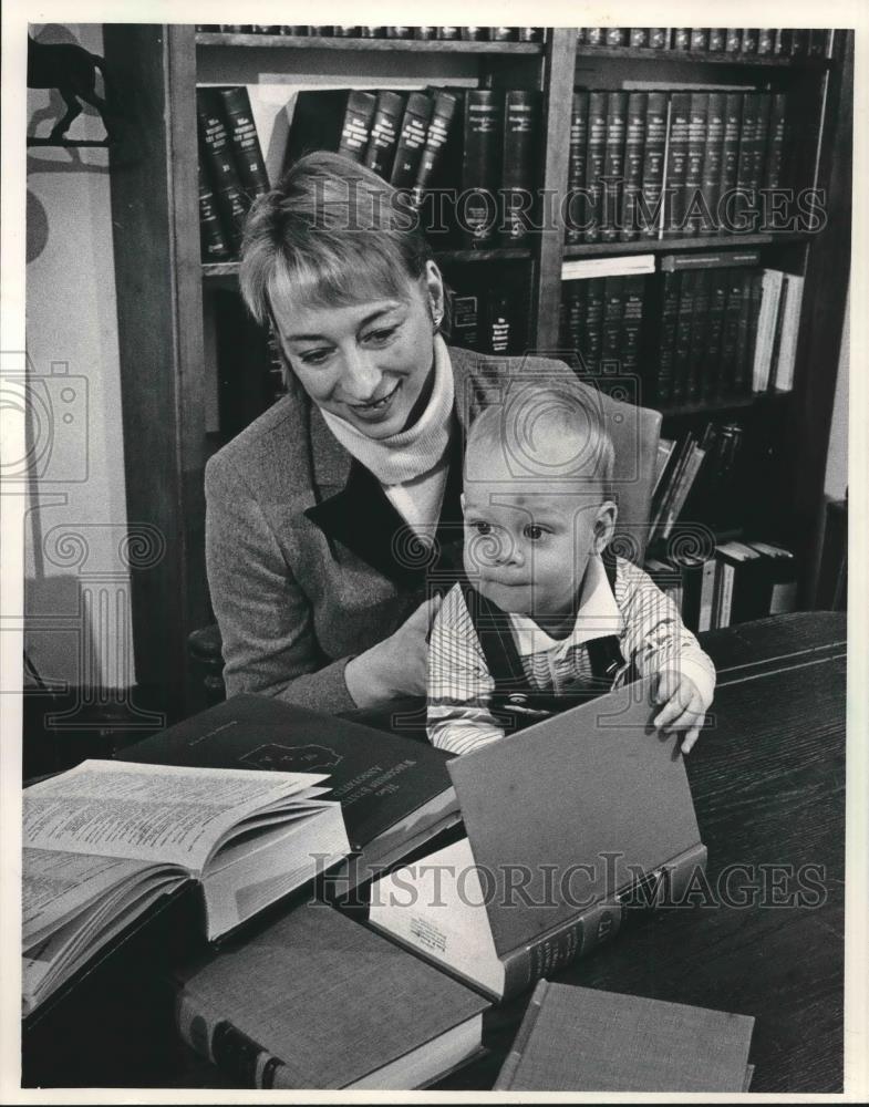 1986 Press Photo Linda Vanden Heuvel attorney in her office Milwaukee. - Historic Images