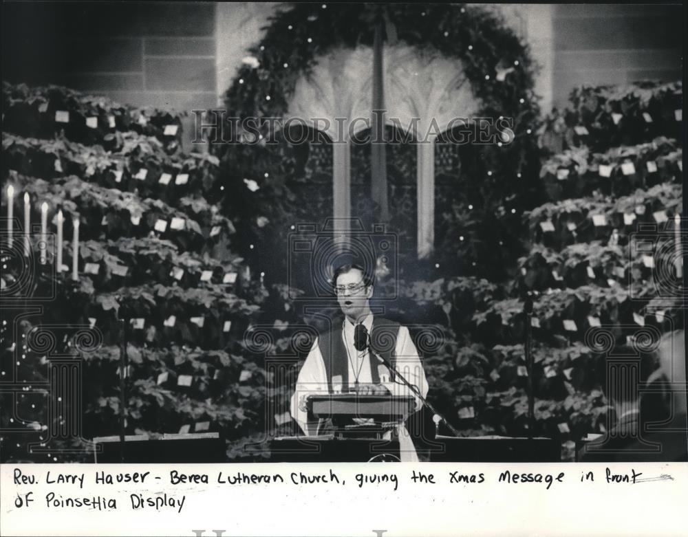 1983 Press Photo Reverend Hauser delivering the Christmas message, Wisconsin. - Historic Images