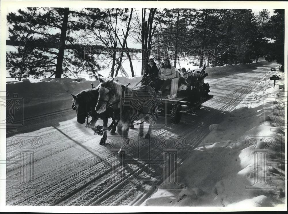 1983 Press Photo WInter hay ride - mjb61783 - Historic Images