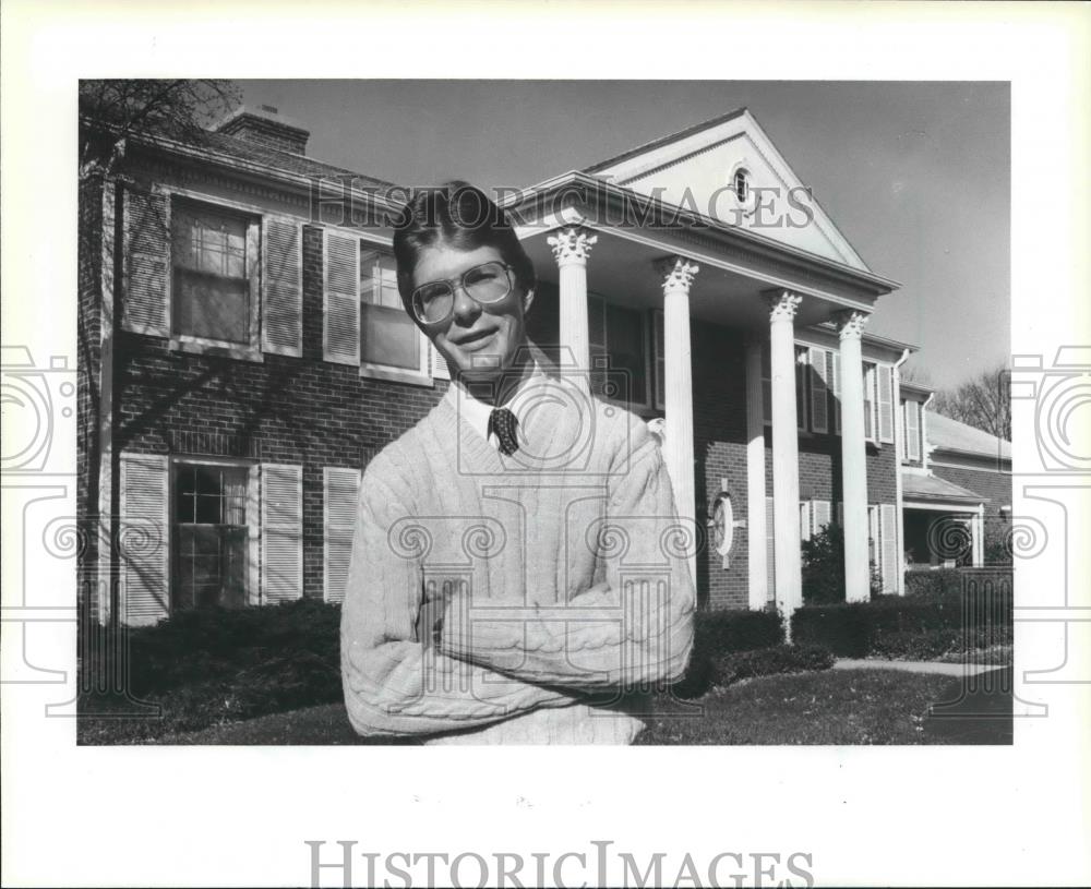 1983 Press Photo Daniel Heyrman outside his Menomonee Falls home. - mjb61797 - Historic Images